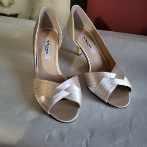 NWOT NINA NEW YORK SATIN HEELS SZ 8